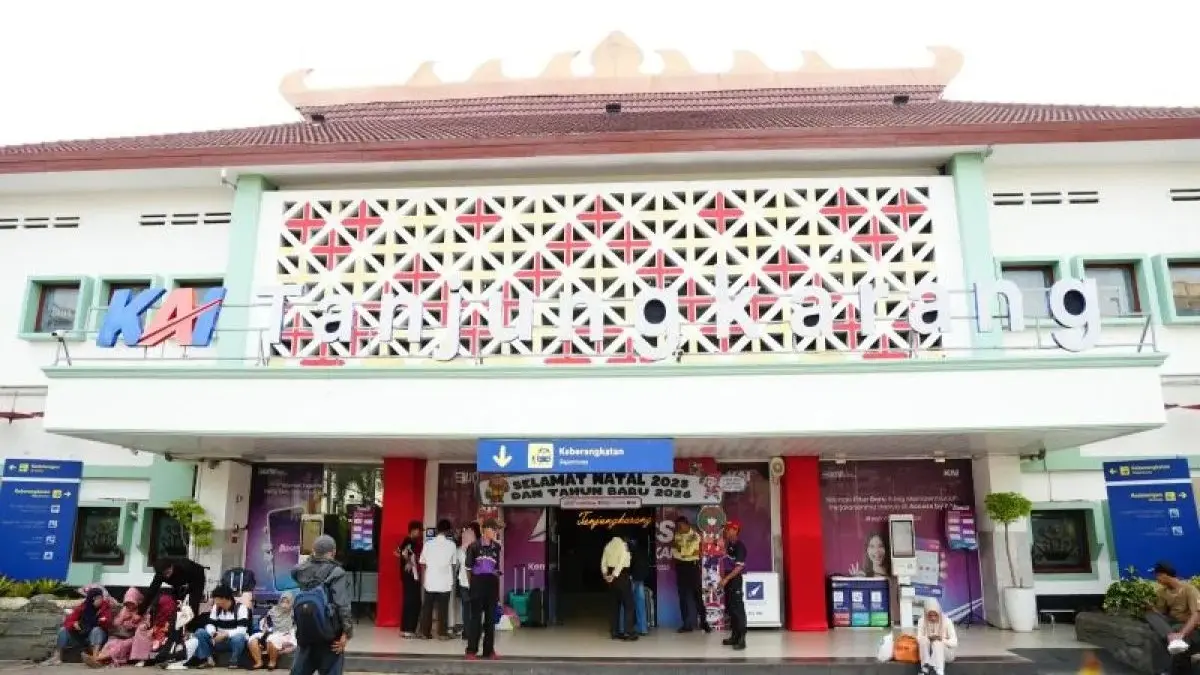 Jaringan kereta api Lampung yang telah beroperasi sejak 1911 semakin strategis bagi ekonomi Sumatra. (Antara)