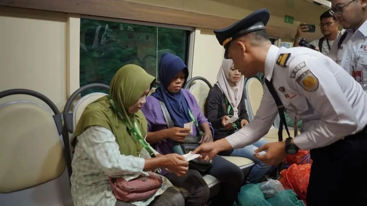 KAI memperkuat layanan PSO melalui Kereta Ekonomi Kerakyatan dan Kereta Petani-Pedagang. (Antara)
