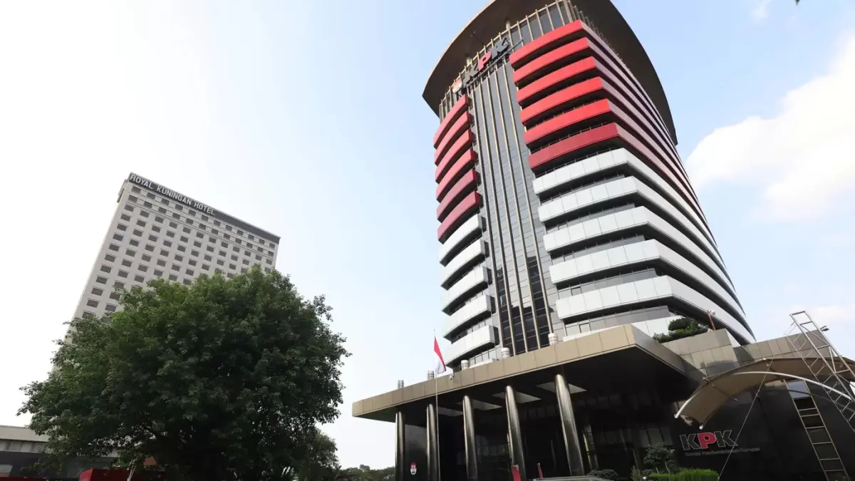 KPK memeriksa politisi PDIP Riyan Dediano sebagai saksi kasus dugaan suap proyek pembangunan dan pemeliharaan jalur kereta api. (Lombok Post)