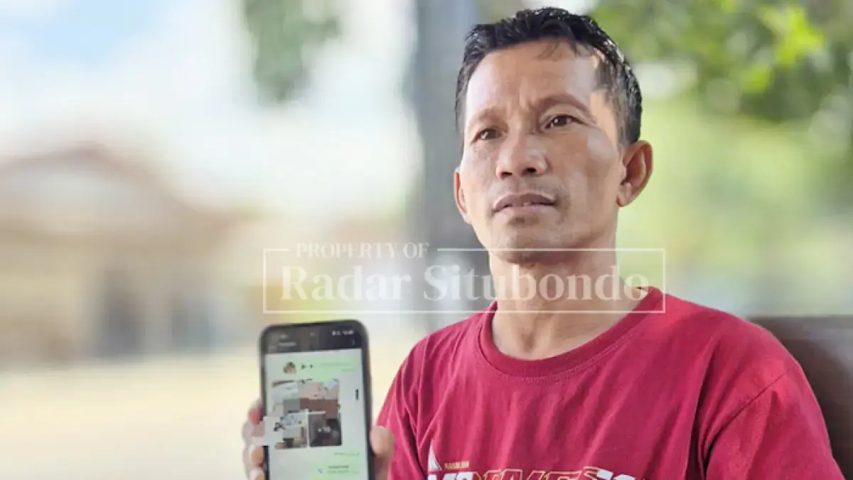 Pepeng warga Desa/ Kecamatan Panarukan menujukkan video kurang etis seorang guru perempuan di salah SDN Kecamatan Bungatan yang tersebar melalui platform digital, Rabu (17/6). (Humaidi/Radar Situbondo)