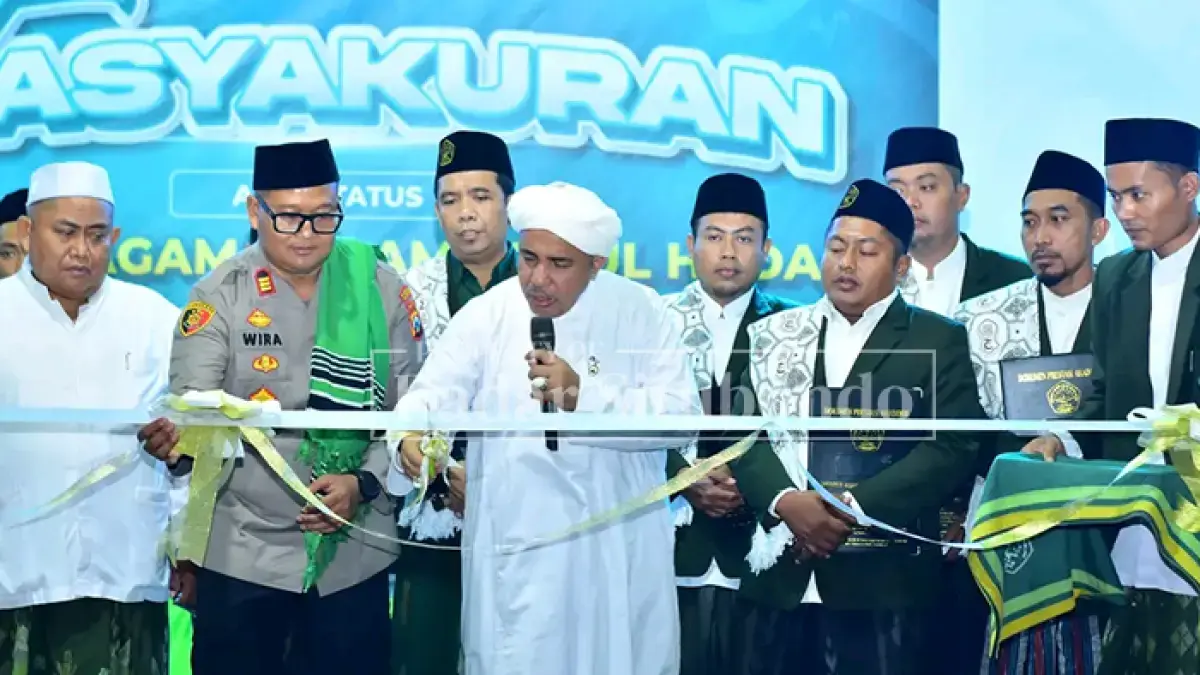 Rektor Institut Agama Islam Nurul Huda (IAI NH) memotong pita dalam acara launching alih status kampus dari Sekolah Tinggi Agama Islam Nurul Huda (STAI NH) menjadi Institut Agama Islam Nurul Huda (IAI NH), Senin (15/6) malam. (Ahmad Rifa