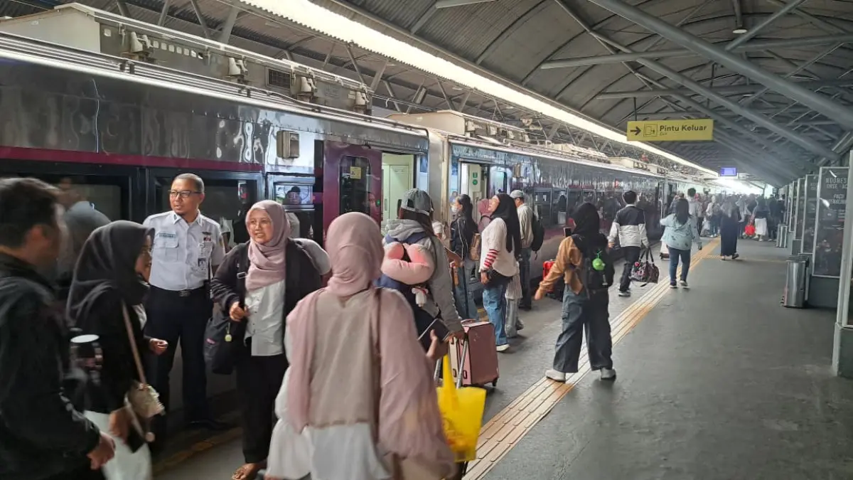 Sebanyak 205.695 pelanggan menggunakan kereta api di wilayah KAI Daop 8 Surabaya selama libur Tahun Baru Islam 1448 H. (KAI)