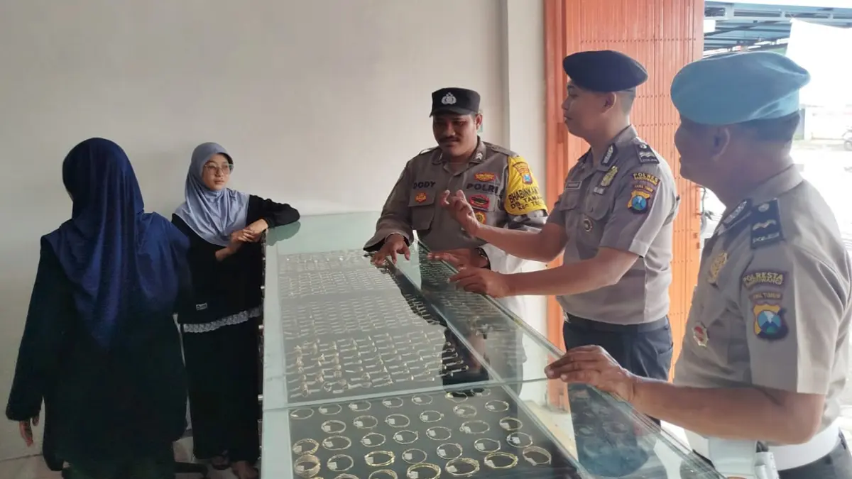 Petugas Polsek Tegalsari melakukan patroli di salah satu toko perhiasan emas di Pasar Dusun Blokagung, Desa Karangdoro, Kecamatan Tegalsari, pada Februari lalu (23/2). Perhiasan menjadi salah satu penyumbang inflasi di Banyuwangi. (Salis Ali/Radar Banyuwangi)