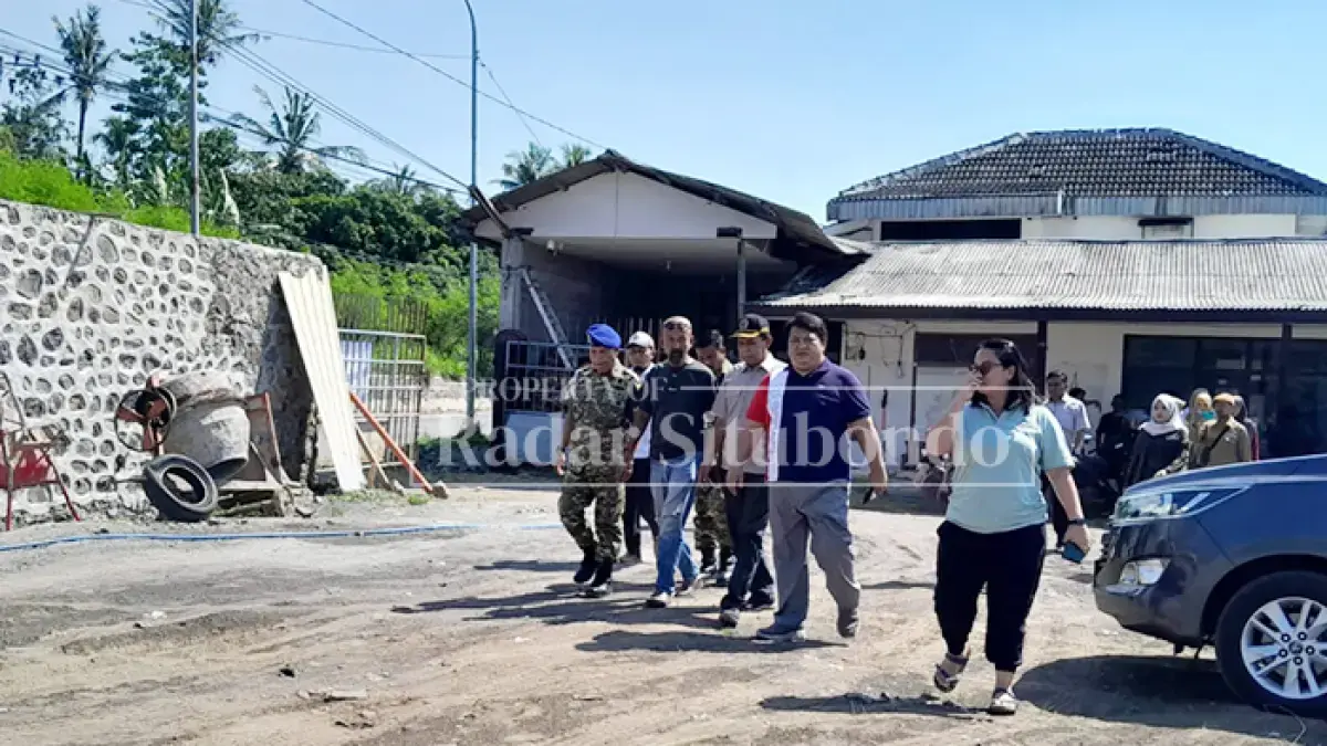 Anggota DPRD meninjau lokasi pembangunan hotel bintang empat di kawasan Pesisir, Dusun Pecaron, Desa Klatakan, Kecamatan Kendit, Senin lalu (15/6). (Humaidi/Radar Situbondo)