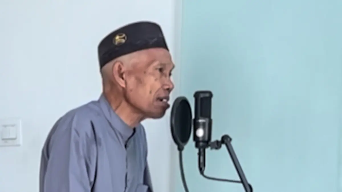 Benyamin sedang menyuarakan azan salat duhur di Masjid Al-Ma’ruf, Kelurahan Klatak, Kalipuro, Kamis siang (18/6). (Ramada Kusuma/Radar Banyuwangi)