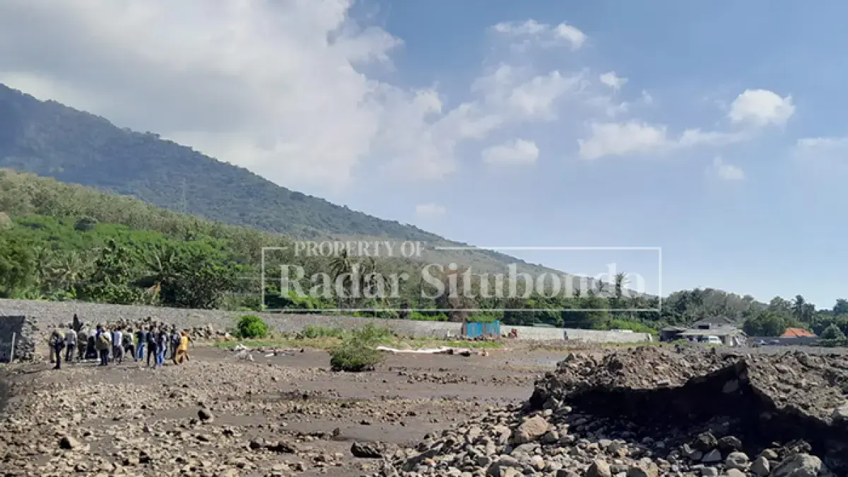 BIKIN RESAH: Anggota DPRD meninjau lokasi pembangunan hotel bintang empat di kawasan Pesisir, Dusun Pecaron, Desa Klatakan, Kecamatan Kendit, Senin lalu (15/6). (Humaidi/Radar Situbondo)