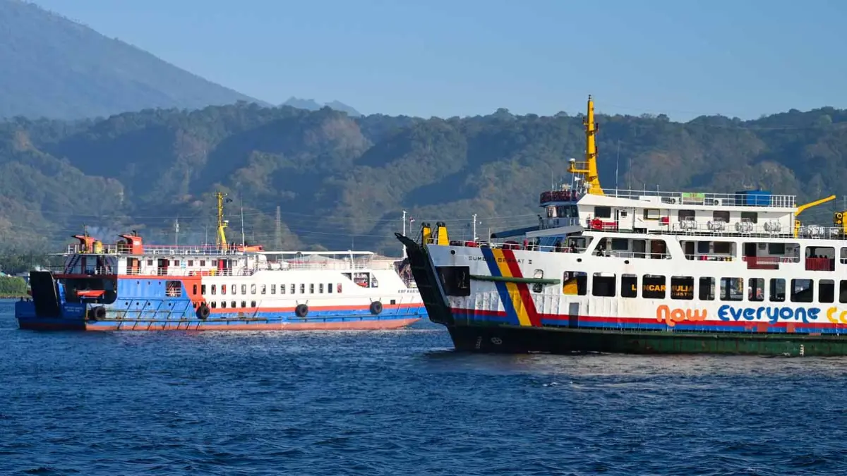 INFRASTRUKTUR BELUM SIAP: Jika kapal eks LCT mendadak tidak diperbolehkan beroperasi, akan berdampak pada tidak terangkutnya sebagian kendaraan logistik di Pelabuhan Ketapang. (Ramada Kusuma/Radar Banyuwangi)
