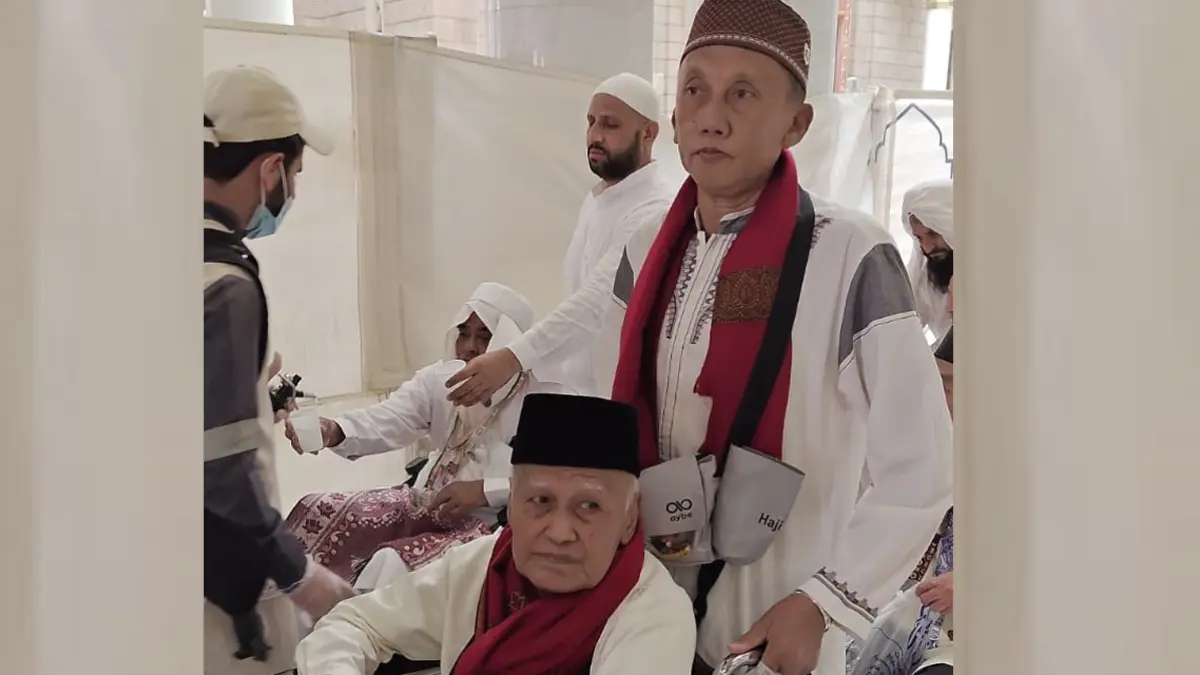 Jemaah haji lanjut usia kloter 82 menggunakan kursi roda saat berziarah di Masjid Ghamamah, Kamis (18/6). (Rijal for Radar Banyuwangi)