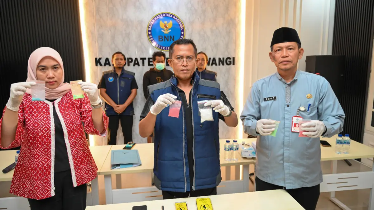 Kepala BNNK Banyuwangi Kombespol Rachmat Kurniawan didampingi Plt Kepala Kesbangpol Banyuwangi Agus Mulyono merilis pengungkapan narkona jenis sabu dan ekstasi di markas BNNK Jalan Basuki Rahmat, Jumat malam (19/6). (Ramada Kusuma/Radar Banyuwangi)