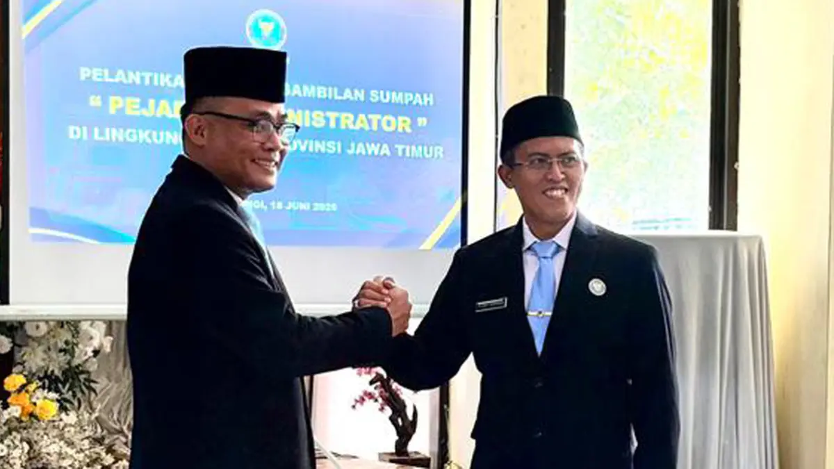 Kepala BNNK Banyuwangi yang baru Kombespol Rahmat Kurniawan (kanan) berjabat tangan dengan Kombespol Faisol Wahyudi yang menjabat sebagai kepala BNNK Malang. (Foto: BNNK Banyuwangi)