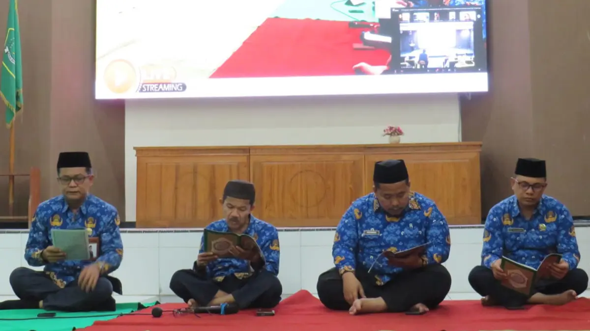 Kepala Kemenag Chaironi Hidayat (paling kiri) mengikuti khataman Al-Qur’an bersama para ASN di aula Kemenag Banyuwangi, Rabu (17/6). (Humas Kemenag Banyuwangi)