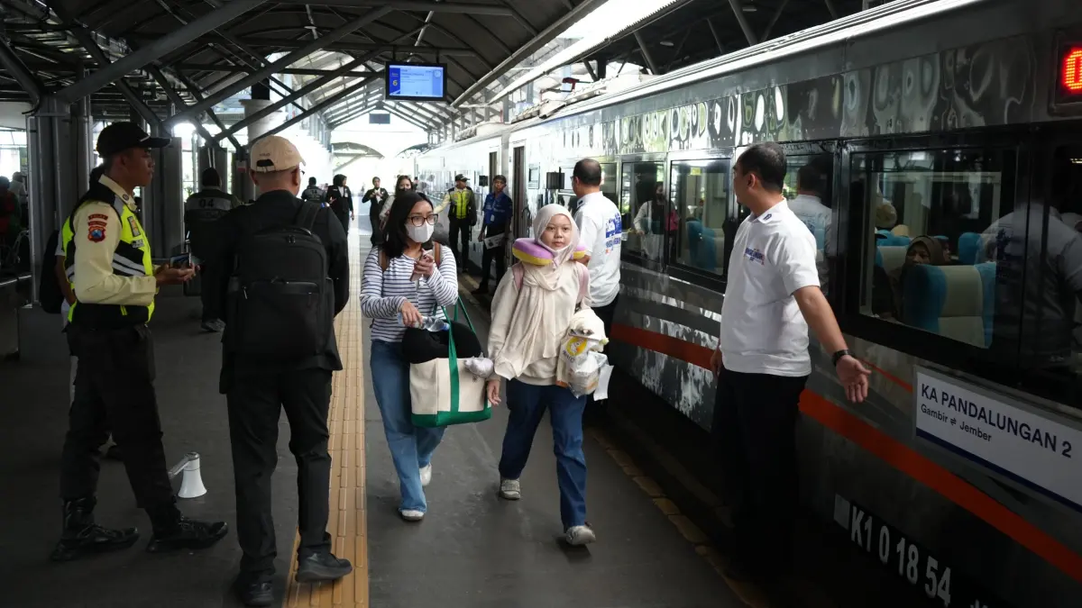 Listrik padam sempat membuat area Stasiun Surabaya Gubeng gelap pada Jumat (19/6/2026) sore. (KAI)