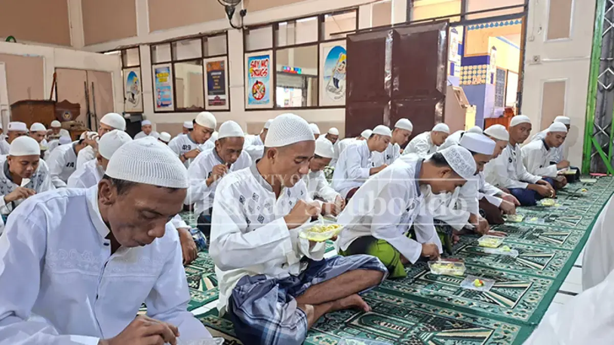MAKAN BERSAMA: Ratusan warga binaan Rutan Situbondo makan Tajin Sora (Bubur Suro) bersama-sama dalam acara yang digelar IPARI) dalam tajuk ‘PD IPARI Situbondo. (Ahmad Rifa