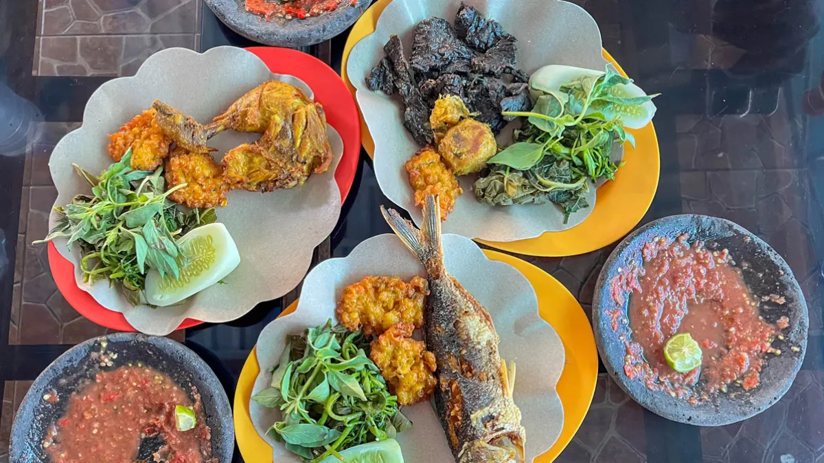 MENGGODA LIDAH: Menu makan Pondok Boga sangat lengkap. Mulai ayam goreng presto, paru, dan ikan laut dilengkapi sambal segar dan lalapan daun singkong-daun papaya. (Ramada Kusuma/Radar Banyuwangi)