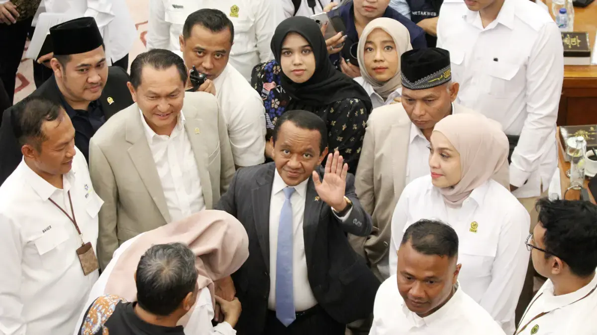 Menteri Energi dan Sumber Daya Mineral (ESDM) Bahlil Lahadalia usai mengikuti Rapat Kerja bersama Komisi XII DPR RI di Gedung Nusantara I, Kompleks Parlemen, Senayan, Jakarta, Senin (15/6/2026). (Dery Ridwansah/ JawaPos.com)