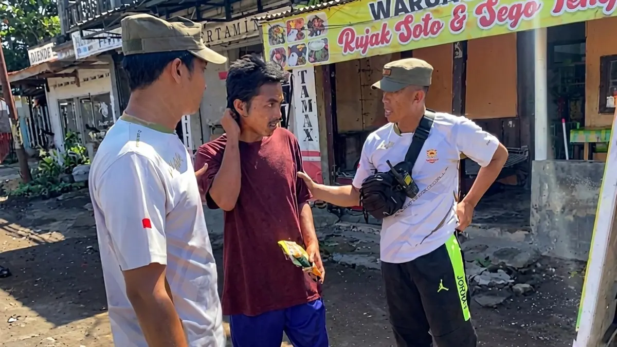 Petugas Satpol PP BKO V Genteng mengevakuasi seorang pria diduga ODGJ yang kedapatan menggelandang di pinggir jalan Desa Gendoh, Kecamatan Sempu, Jumat (19/6). (Samsul for Radar Banyuwangi)