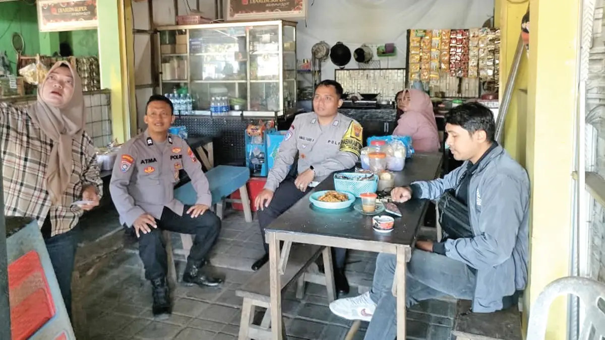 Polisi menggelar patroli dialogis di RTH Maron, Desa Gentengkulon, Kecamatan Genteng seraya nonton bareng laga Piala Dunia 2026, Kamis (18/6). (Salis Ali/Radar Banyuwangi)