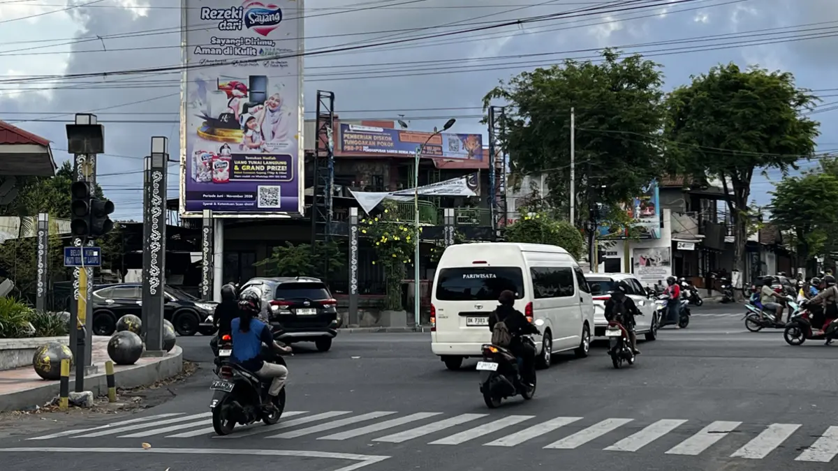 RAWAN LAKA: Selain Desa Kelir, traffic light di perempatan Cungking, Kelurahan Mojopanggung padam akibat pemadaman bergilir dari PLN, Jumat sore (19/6). (Fredy Rizki/Radar Banyuwangi)