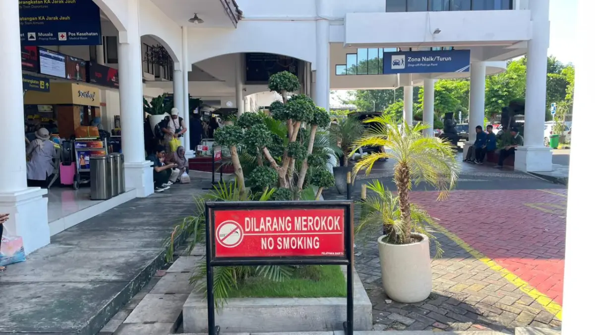 Sebanyak 68 penumpang ditindak KAI Daop 8 Surabaya hingga Juni 2026 karena merokok di dalam kereta api. (KAI)