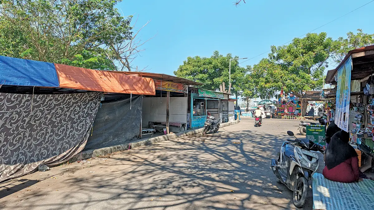 Sejumlah lapak berderet di kawasan Pelabuhan Muncar kemarin (18/6). Sejak beberapa hari terakhir tarif retribusi lapak di lokasi tersebut naik. (Zamrozi Wahyu/Radar Banyuwangi)