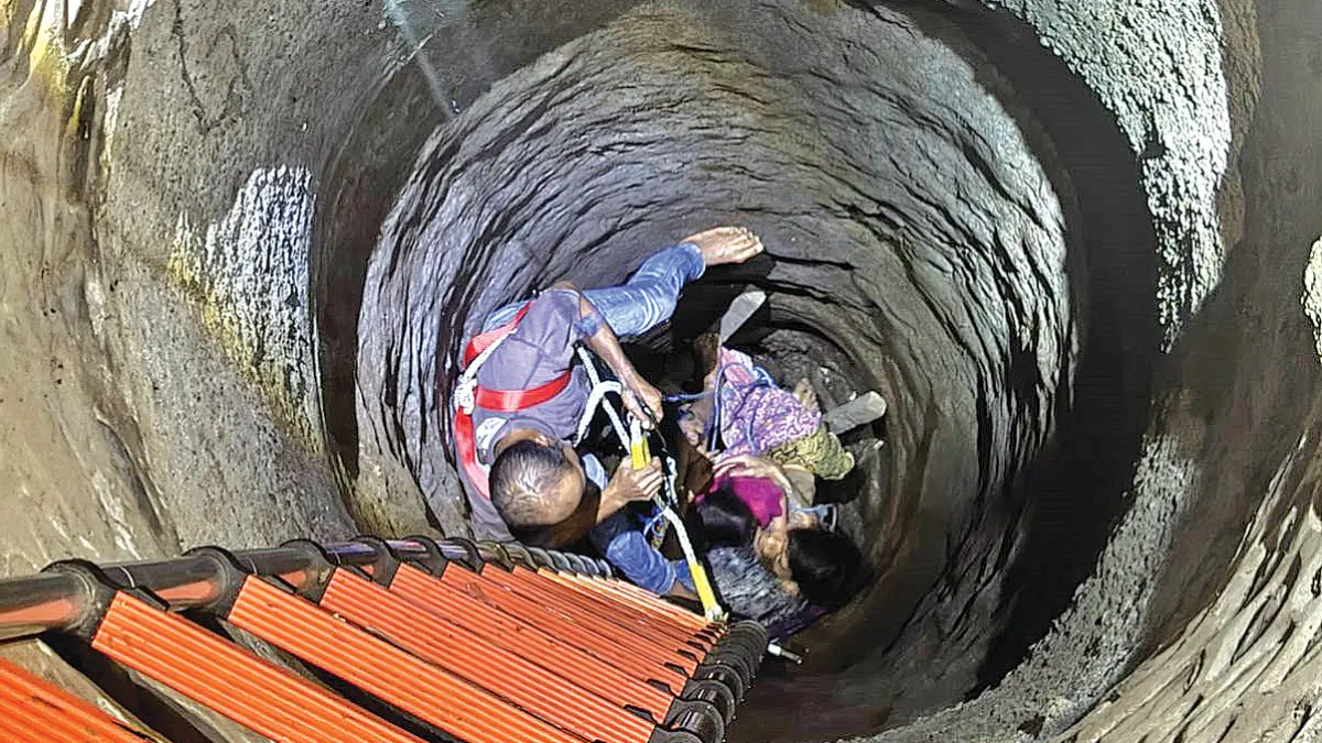 SELAMAT: Proses evakuasi balita yang tercebur sumur di Desa/Kecamatan Gambiran pada Kamis malam (18/6). (Foto: Irfan Muklisin for Radar Banyuwangi)