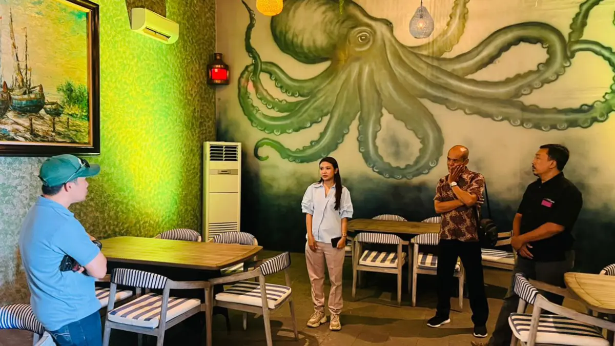 Tim panitia didampingi pengelola meninjau lokasi final Lomba Pidato Bahasa Inggris di Swarna Cafe kawasan Pantai Marina Boom Banyuwangi, Kamis (18/6). (Bagus Rio/Radar Banyuwangi)