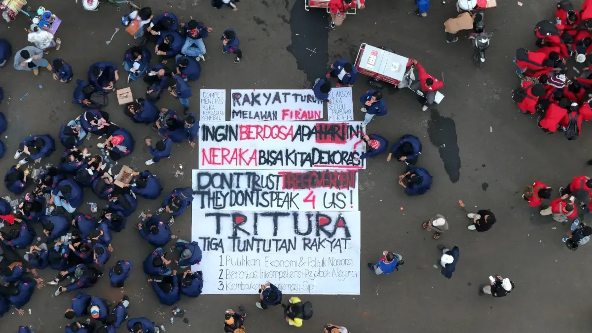 Visual udara massa mahasiswa dari gabungan perguruan tinggi tampak memadati depan Gedung DPR RI, Jakarta Pusat, Jumat (19/6/2026). (Dery Ridwansah/JawaPos.com)