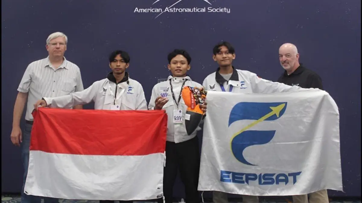 Adam Kandias (dua dari kanan) bersama tim Bamantara EEPISAT usai dinobatkan sebagai juara III CanSat Competition 2026 di Virginia, Amerika Serikat, Senin (8/6) lalu. Adam kandias menunjukkan piala dan sertifikat CanSat Competition 2026. (Humas Pemkab Banyuwangi)