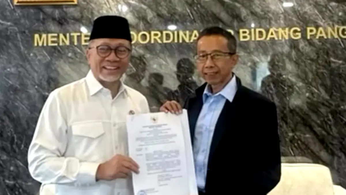 Zulkifli Hasan menyerahkan SK kepada Guntur Priambodo usai ditunjuk jadi Tenaga Ahli Menko Pangan RI. (Dok. Guntur Priambodo)