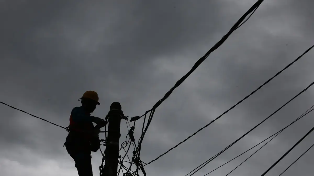 ARUS UTAMA: Petugas PLN sedang mengecek instalasi kelistrikan di Jalan Jokotole Kecamatan Pademawu, Minggu (14/6). (M. KHOLIL RAMLI/Jawa Pos Radar Madura)