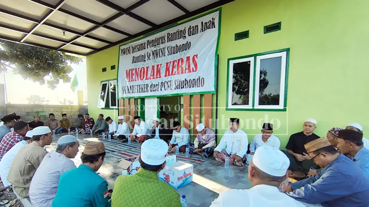 Sebanyak tujuh Pengurus Ranting (PR) NU, 25 Pengurus Anak Ranting (PAR) NU, serta jajaran Pengurus Majelis Wakil Cabang Nahdlatul Ulama (MWCNU) Kota Situbondo berkumpul untuk menyatakan penolakan terhadap Surat Keputusan (SK) Karetaker yang diterbitkan oleh Pengurus Cabang Nahdlatul Ulama (PCNU) Situbondo, Rabu (17/6). (Ahmad Rifa