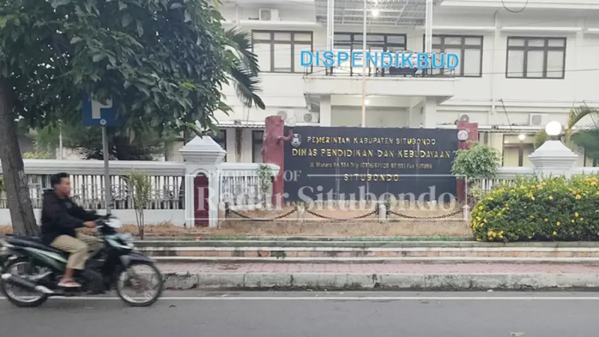 MELINTAS: Seorang pengendara melewati depan Kantor Dinas Pendidikan dan Kebudayaan (Dispendikbud) Situbondo di Jalan Madura, Desa Mimbaan, Kecamatan Panji, Kabupaten Situbondo, Jumat (19/6). (Ahmad Rifa