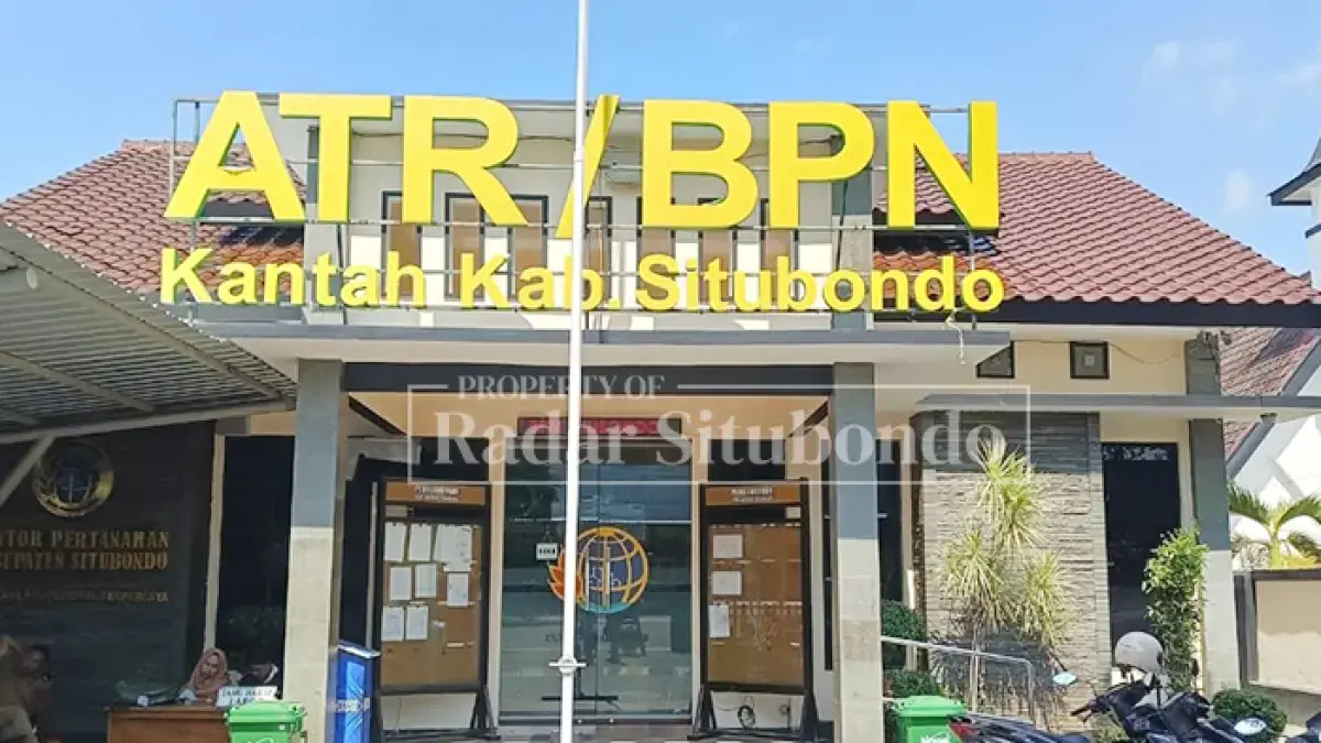 PANGGIL KADES: Kepala Subbagian Tata Usaha Kantor Pertanahan BPN Kabupaten Situbondo, Choirul Ahmad memberikan keterangan kepada wartawan di kantornya, Kamis (18/6). (Ahmad Rifa