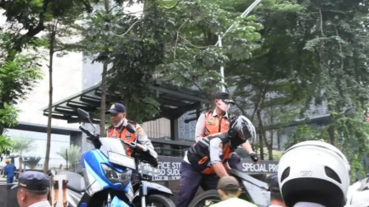 Penertiban parkir liar oleh petugas gabungan dari Sudinhub Jaktim di wilayah Jatinegara pada Rabu (17/6). Dalam penindakan tersebut salah seorang pengemudi odol yang terjaring memohon agar kendaraannya tidak dibawa. (Pemprov DKI)