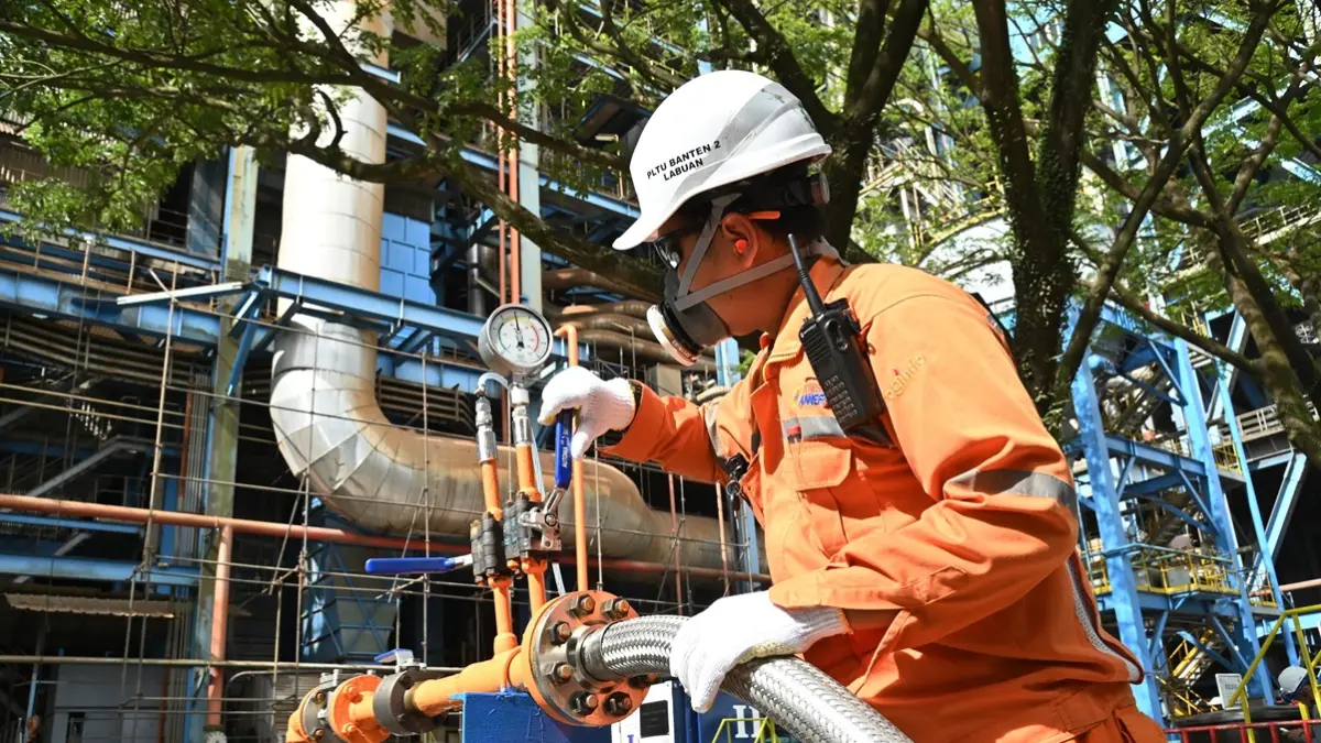 Proses pengecekan tekanan green ammonia saat dihubungkan ke PLTU Banten 2 Labuan untuk memastikan kesesuaiannya dengan kebutuhan sistem. (JawaPos.com)