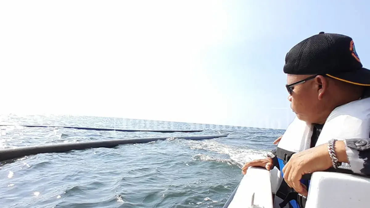 RESPON KELUHAN: Komandan Pos TNI AL Panarukan, Letnan Satu PM Didin Abidin, memantau keberadaan pipa berukuran besar di tengah laut perairan Desa/Kecamatan Banyuglugur, Jumat (19/6). (Humaidi/Radar Situbondo)