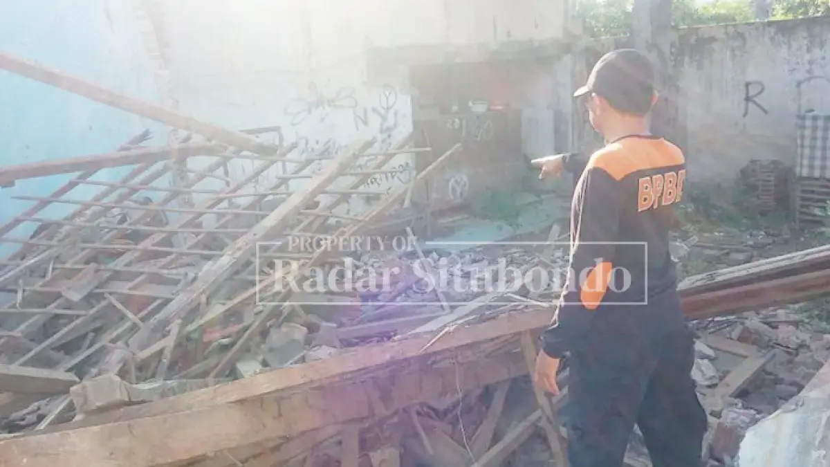 Rumah kosong di Dusun Barat, Desa/Kecamatan Asembagus, Situbondo, tiba-tiba ambruk, Jumat (19/6). Itu mengakibatkan dua warga tertimpa reruntuhan hingga luka-luka. (Humaidi/Radar Situbondo)