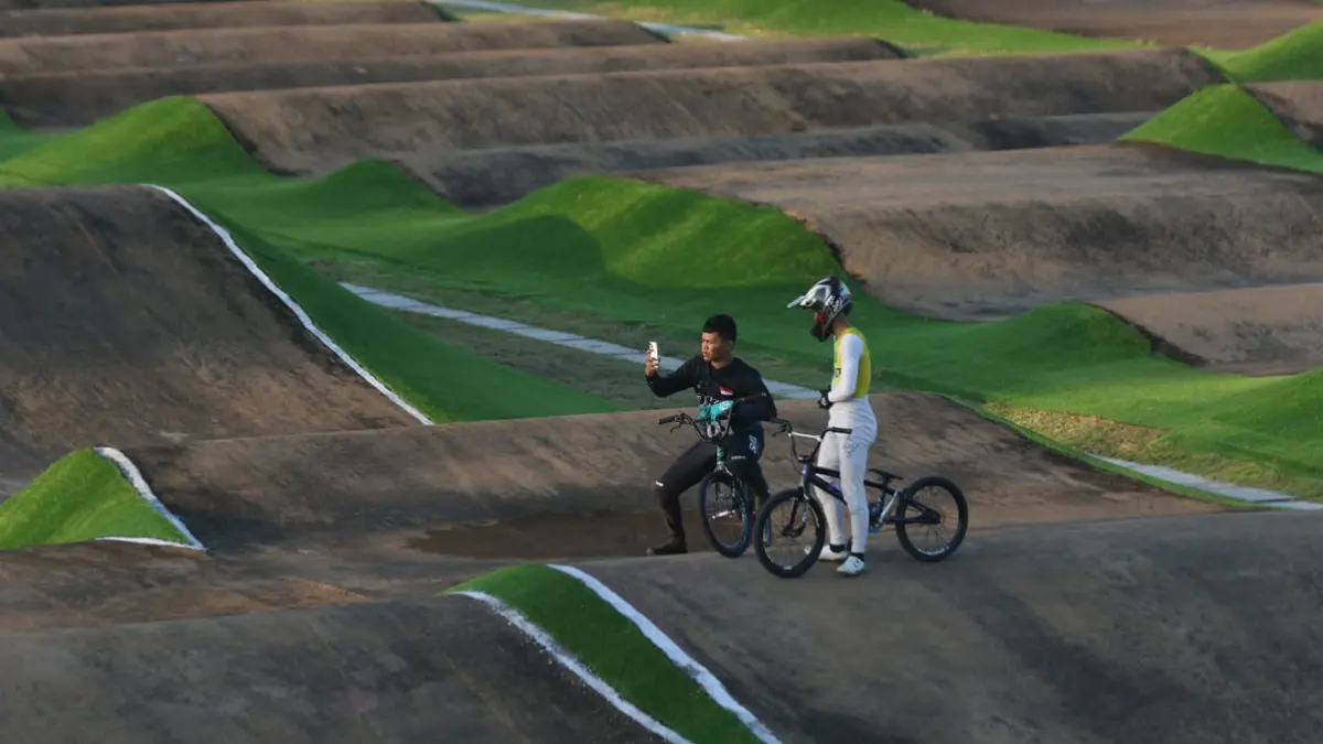 TES ARENA: Rider melakukan latihan di Sirkuit BMX Muncar menjelang Banyuwangi BMX Supercross. (Humas Pemkab Banyuwangi)