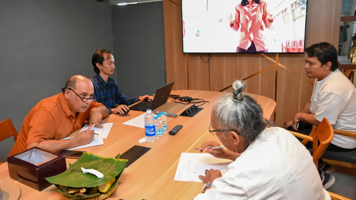 Tim juri Lomba Pidato Bahasa Inggris menilai video kiriman para pelajar di Grha Pena Banyuwangi pada Sabtu (20/6). Penilaian dilakukan untuk menentukan 25 peserta terbaik yang berhak melaku ke babak final yang bakal dihelat di Sewarna Cafe Boom besok (23/6). (Ramada Kusuma/Radar Banyuwangi)
