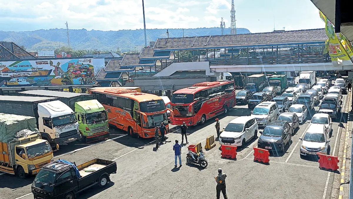 BERDERET: Mobil pribadi dan bus antre masuk kapal di Pelabuhan ASDP Ketapang, Minggu siang (21/6). (Firman for Radar Banyuwangi)