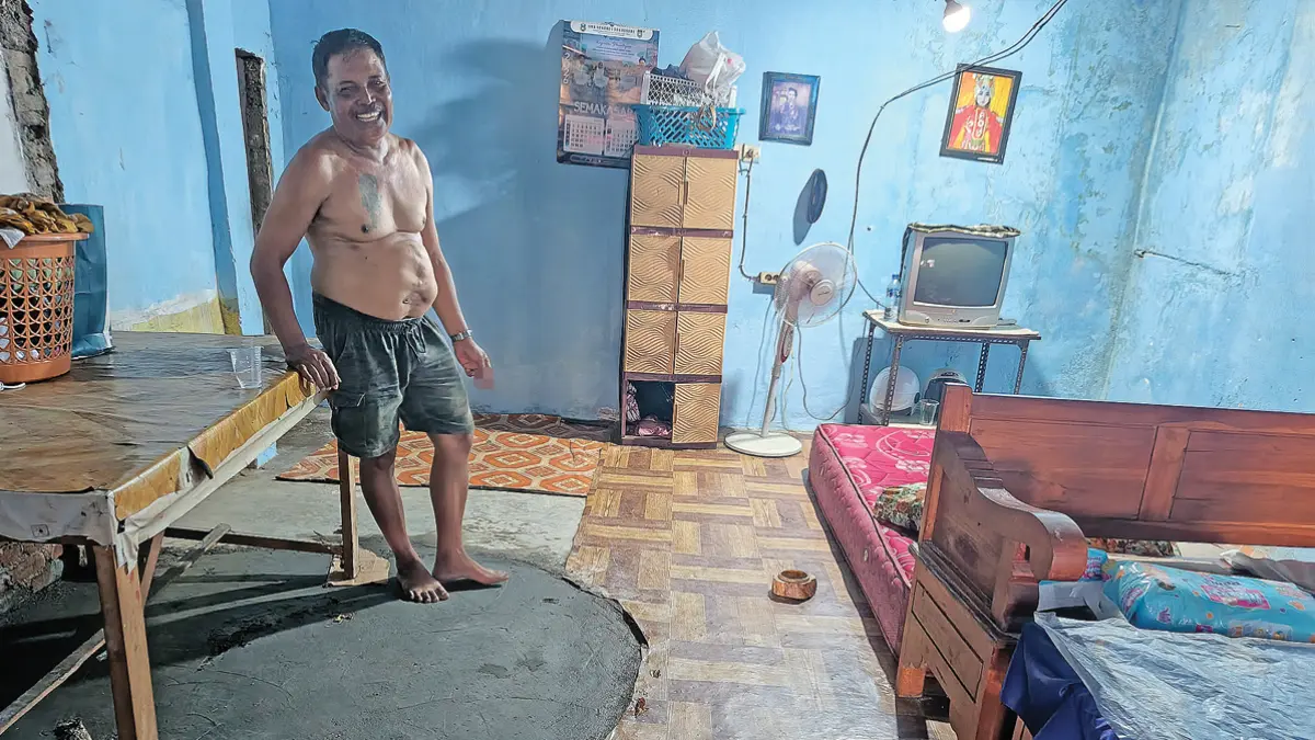BIAR AMAN: Pasca insiden balita tercebur pada Kamis (18/6), sumur yang berada di ruang tamu rumah di Dusun Krajan 2, Desa/Kecamatan Gambiran, sudah ditutup cor, Minggu (21/6). (Zamrozi Wahyu/Radar Banyuwangi)