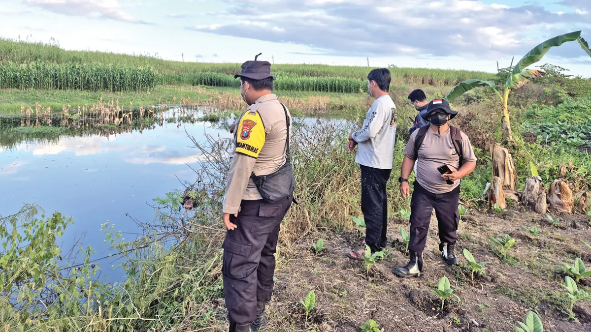 Jajaran kepolisian melakukan olah TKP penemuan mayat laki-laki tanpa identitas di Dusun Krajan, Desa Seneporejo, Kecamatan Siliragung Sabtu sore (20/6). (Heru for Radar Banyuwangi)
