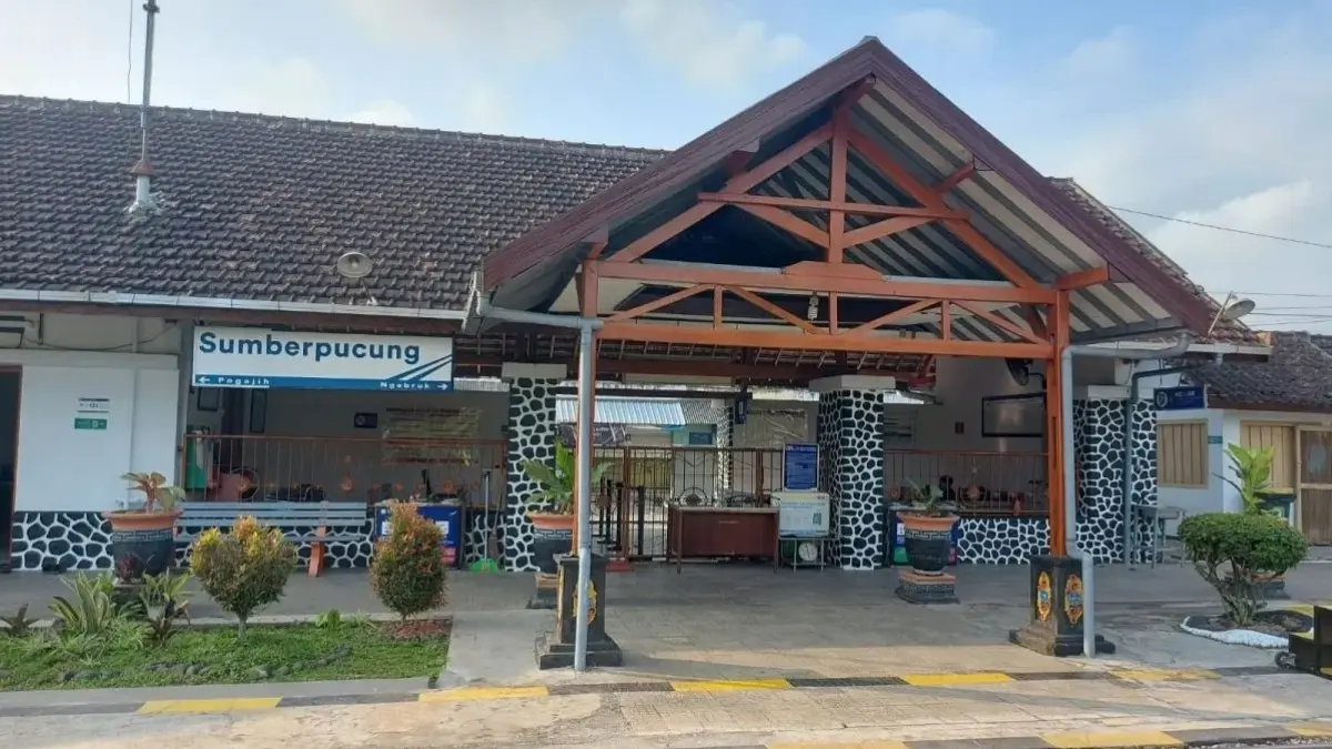 Jumlah penumpang Stasiun Sumberpucung, Kabupaten Malang, Jawa Timur naik 18,15 persen dalam tiga bulan. (Antara)