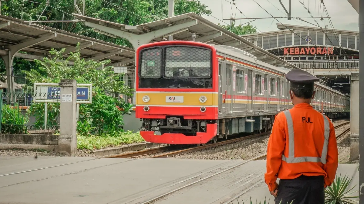 KAI mencatat 128 kecelakaan perlintasan kereta api hingga 14 Juni 2026 yang menewaskan 44 orang. (Pexels/Socrates Bangun)