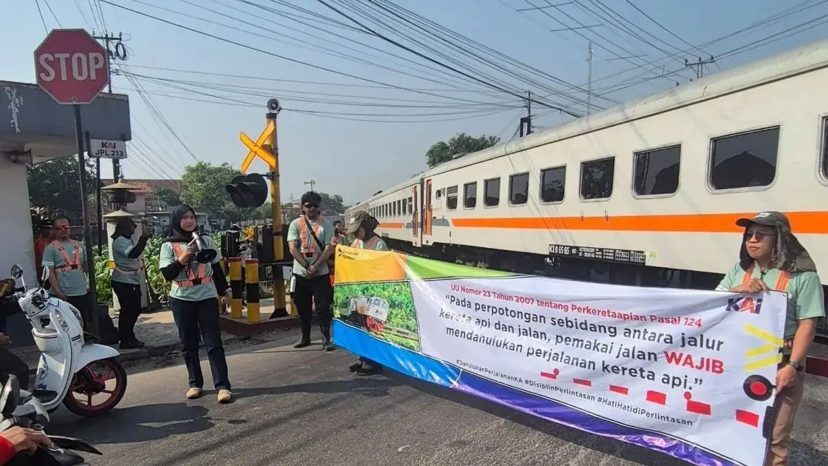 KAI mengajak masyarakat lebih disiplin saat melintas di perlintasan sebidang dan menjauhi jalur rel. (Antara)