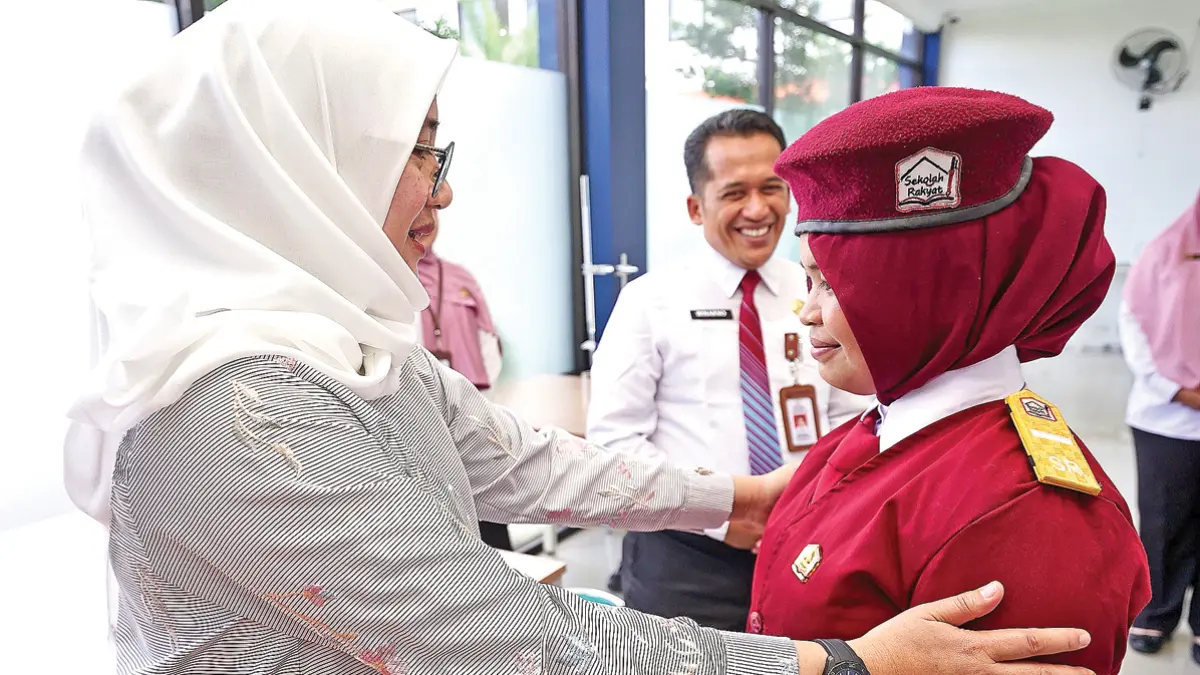 LANJUT KULIAH: Bupati Ipuk Fiestiandani menyampaikan selamat sekaligus motivasi kepada Auratul Hasanah usai prosesi kelulusan di SR Muncar pada Sabtu (20/6). (Humas Pemkab Banyuwangi)