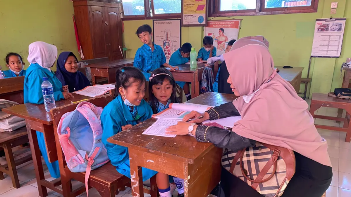 PEMBIASAAN: Siswa-siswi SDN 2 Tukangkayu mendapat bekal ngaji setiap hari sebelum KBM berlangsung. (Foto: SDN 2 Tukangkayu)