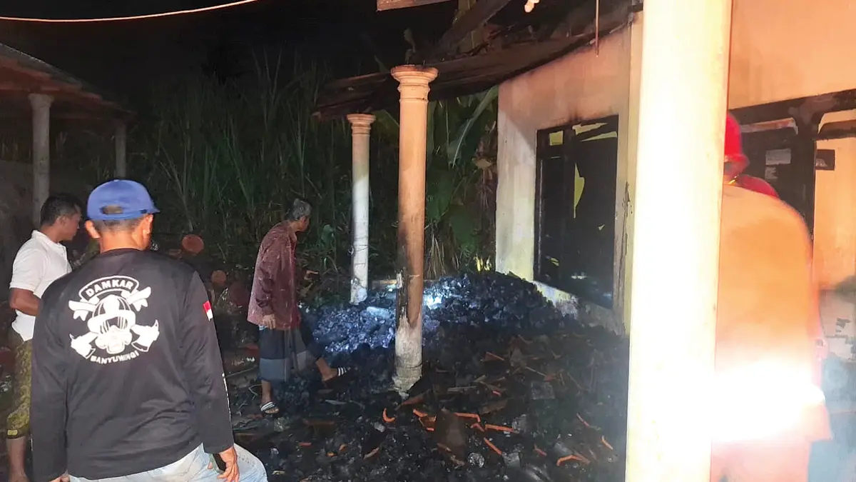 Petugas Damkarmat Sekto Srono, Genteng dan Mako Induk Damkarmat memadamkan api di Desa Sumbersari, Kecamatan Srono, Minggu (21/6). (Heri Siswanto for Radar Banyuwangi)