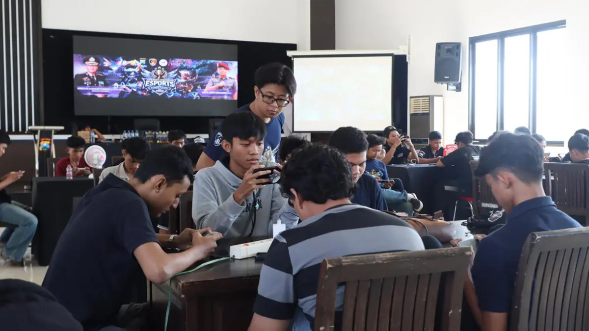 Sejumlah anak muda mengikuti ajang E-Sport Tournament Kapolri Cup 2026 di Mapolresta Banyuwangi. (Humas Polresta Banyuwangi)