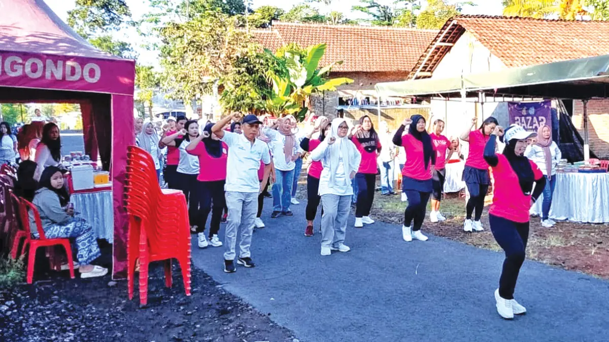 SENAM BERSAMA: Kades Kaligondo bersama Ibu-Ibu PKK saat kegiatan Sunday Market, Minggu (21/6). (Foto: Pemdes Kaligondo)